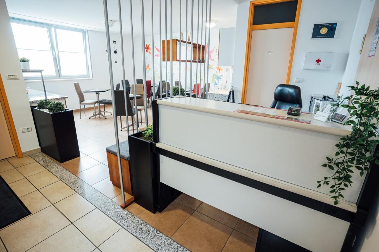 Sobe Rooms Nataly Sezana Bagian luar foto